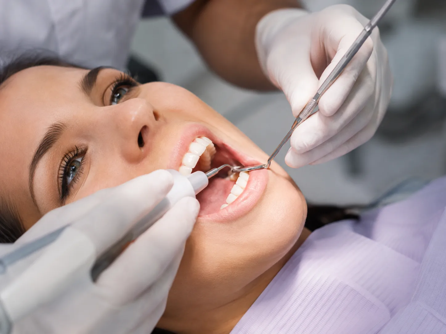 Procedimento de clínico geral sendo realizado na MySmile Dental