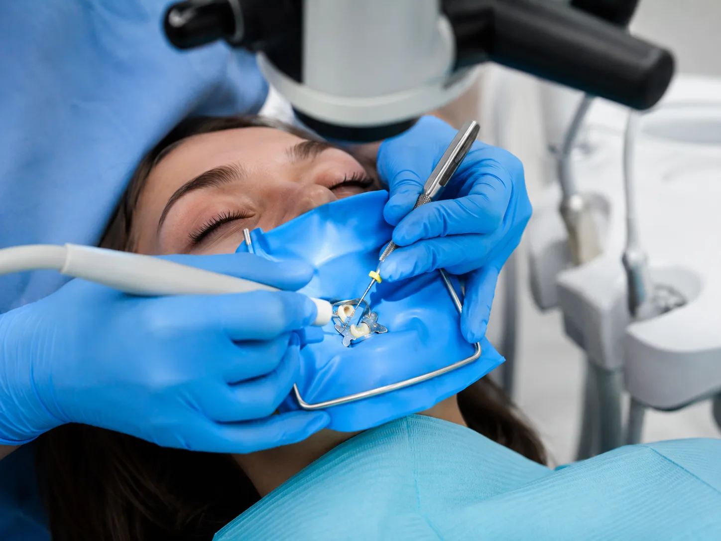 Procedimento de endodontia sendo realizado na MySmile Dental