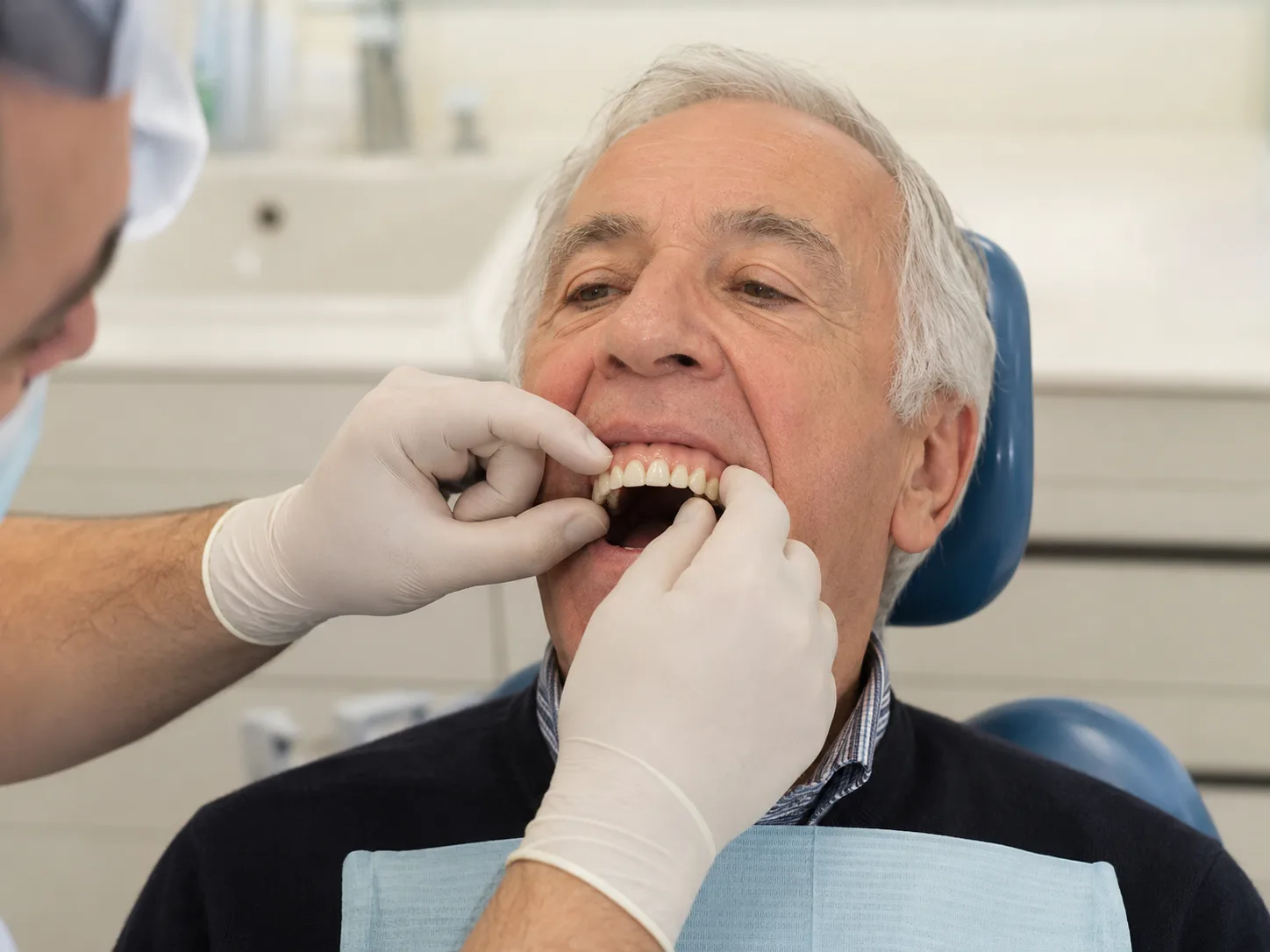 Procedimento de prótese dentária sendo realizado na MySmile Dental